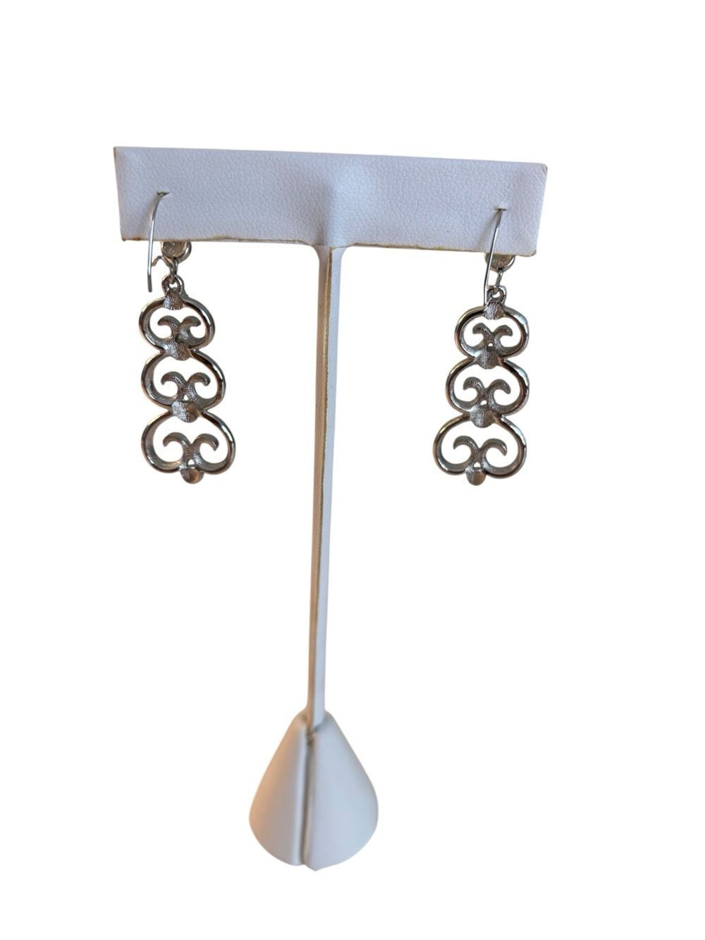 Beautiful Vintage Monet Dangling Filigree Brushed Silver Toned Earrings. - Picture 5 of 6